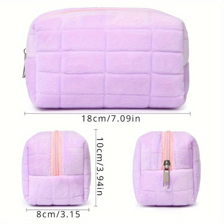 Astuccio cosmetico viola in peluche, dimensioni 18x10x8 cm, con cerniera. Design a quadri, ideale per trucco e accessori da viaggio.