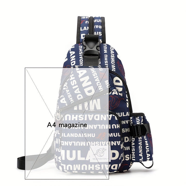 Zaino monospalla blu con scritta "MULANDAISHU", tasca frontale con zip, dimensioni adatte per rivista A4, design moderno e funzionale.