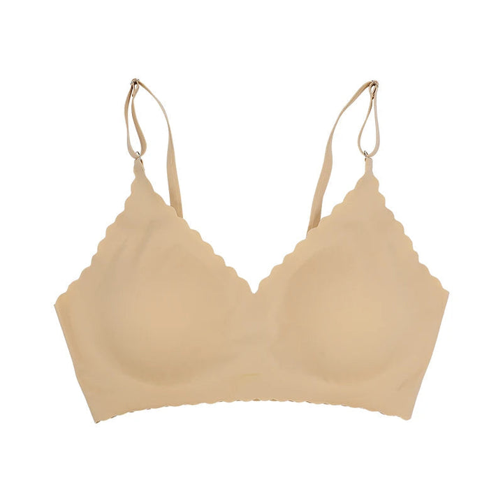 Reggiseno senza cuciture beige con spalline regolabili, design a coppa morbida, ideale per comfort quotidiano. Intimo donna elegante e confortevole.