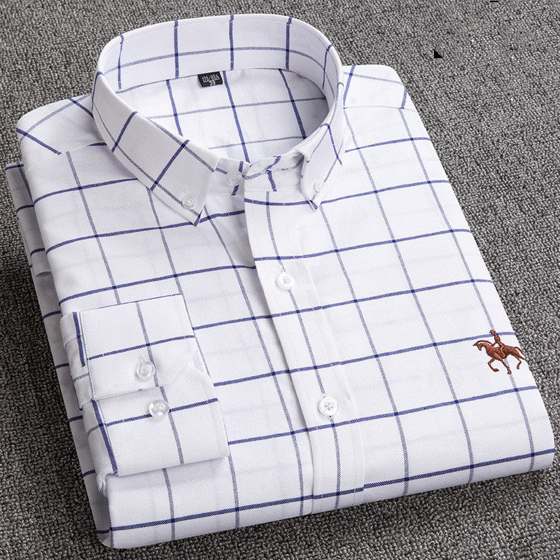 Camicia uomo bianca a quadri blu, manica lunga, colletto classico, ricamo cavallo, tessuto cotone, elegante e casual, piegata su sfondo grigio.
