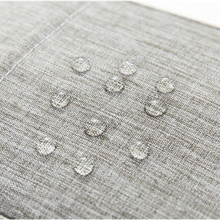 Tessuto impermeabile grigio con gocce d'acqua, resistente e idrorepellente, ideale per arredamento e rivestimenti esterni.