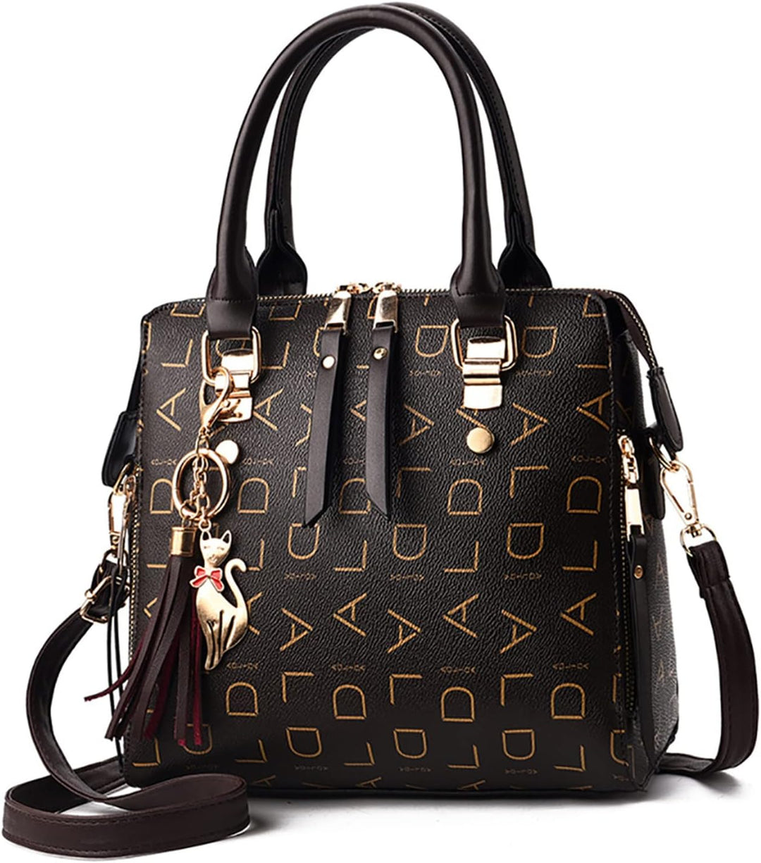 Borsa a mano donna in pelle nera con stampa monogramma, dettagli dorati, ciondolo gatto, tracolla regolabile. Elegante e alla moda.