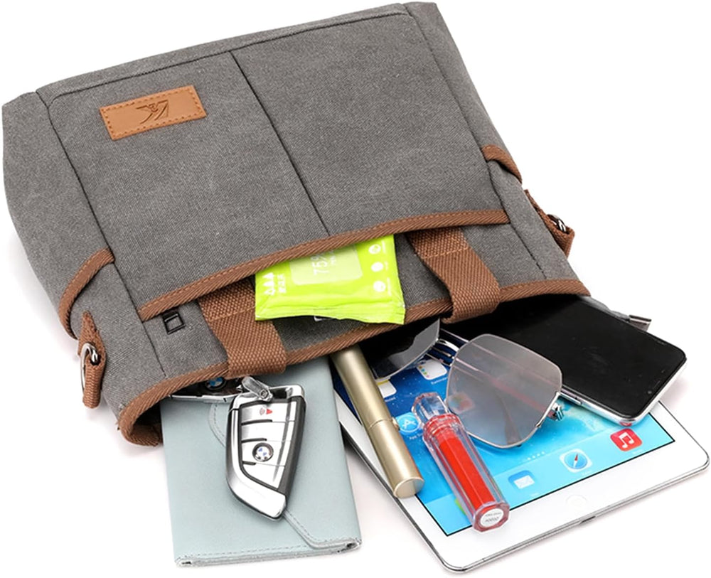Borsa a tracolla in tela grigia con tasche multiple, contenente smartphone, tablet, occhiali da sole, chiavi e accessori. Design pratico e moderno.