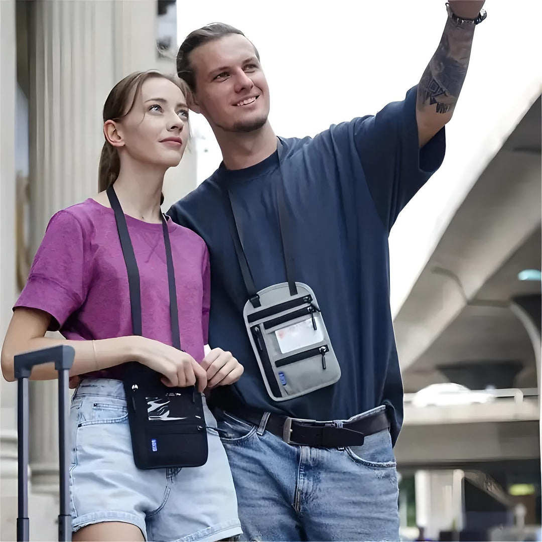 Due persone con custodie portadocumenti a tracolla, una nera e una grigia, in un ambiente urbano. Accessori viaggio, sicurezza documenti.