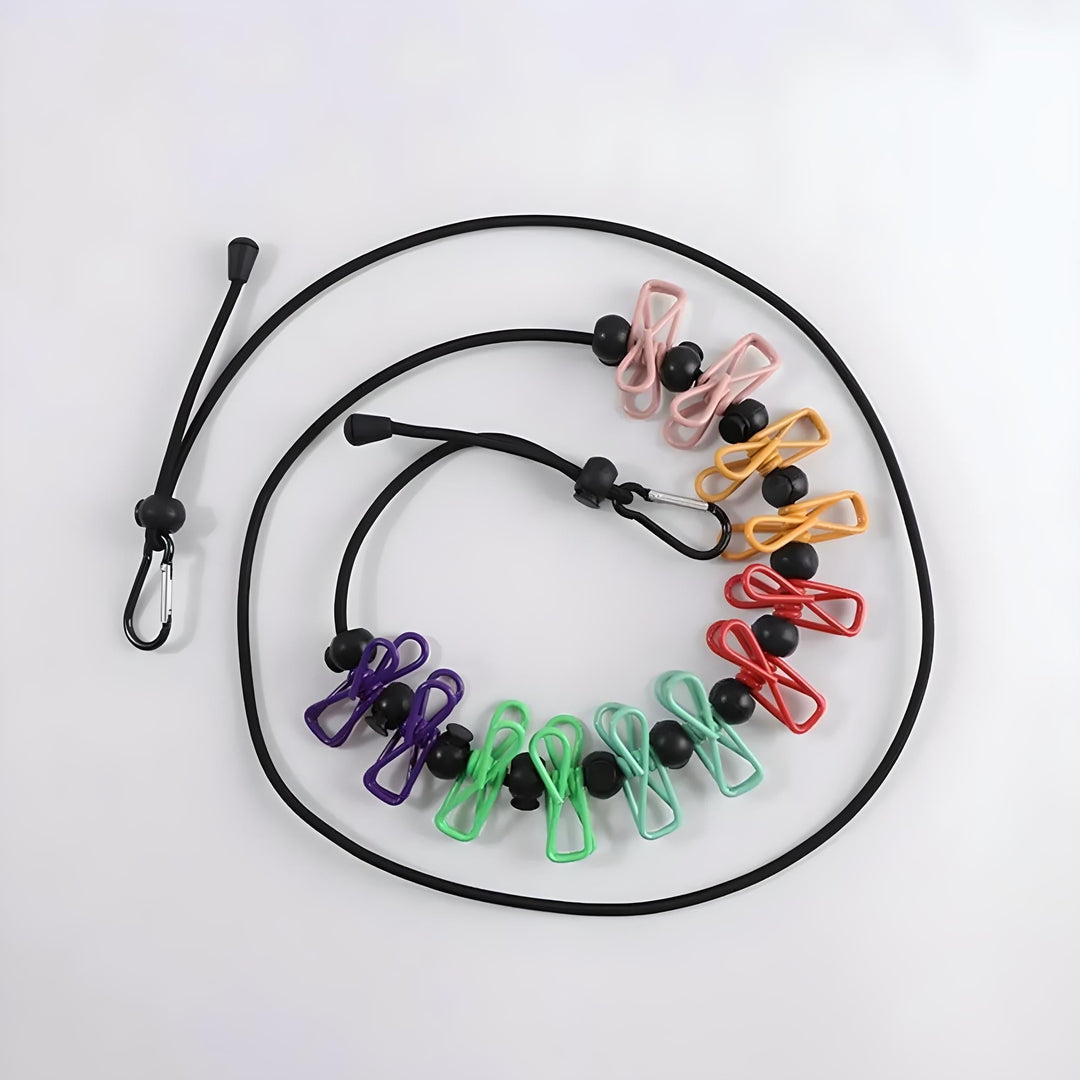Corda stendibiancheria elastica con mollette colorate, ideale per viaggi e campeggio. Accessorio portatile e resistente per asciugatura rapida.