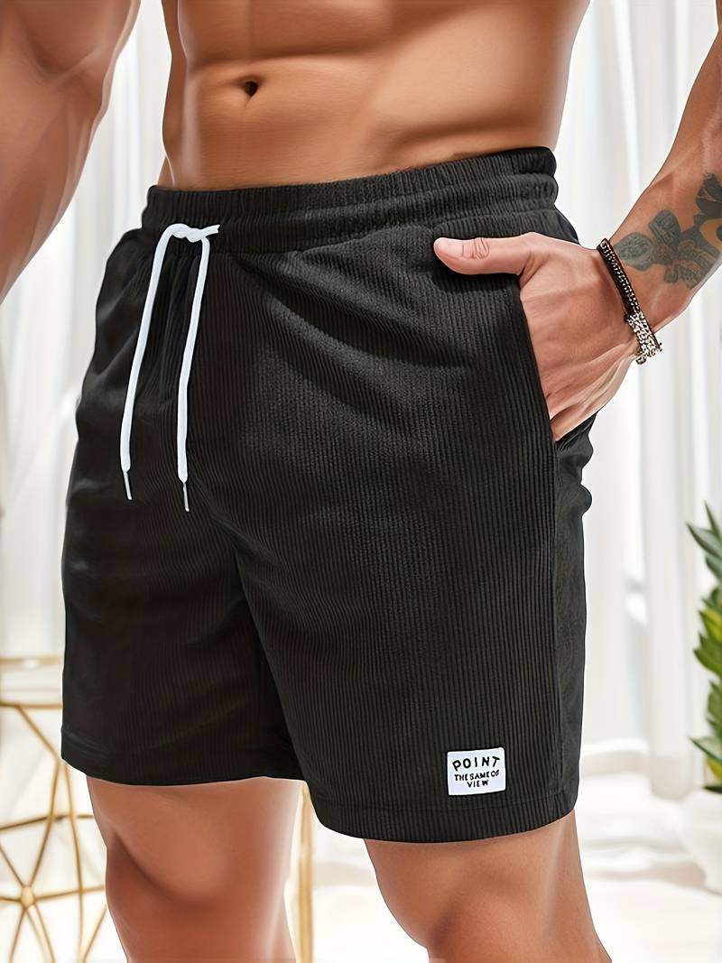 Shorts da uomo neri a righe, con laccio bianco in vita e tasche laterali. Ideali per moda estiva e abbigliamento casual.