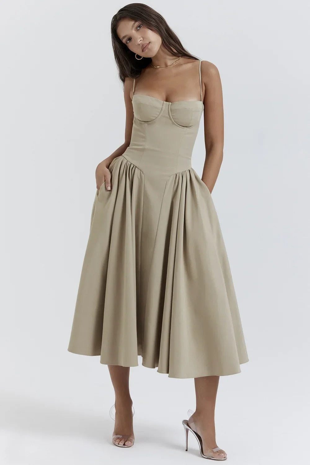 Abito midi beige elegante con spalline sottili, scollo a cuore e gonna svasata. Perfetto per eventi formali e serate speciali.