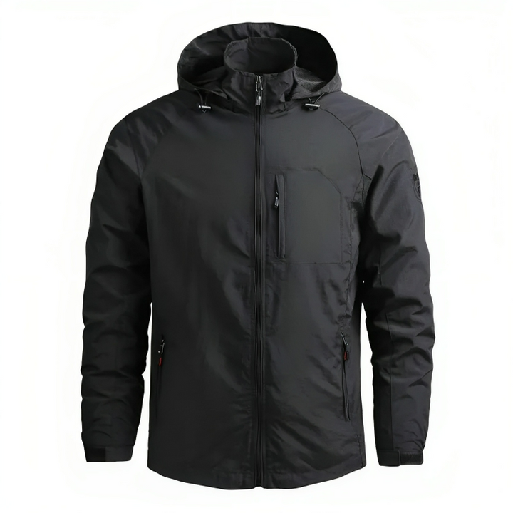 Giacca impermeabile nera con cappuccio, chiusura a zip, tasche laterali, ideale per outdoor e sport. Design moderno e resistente.