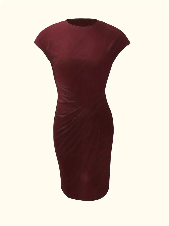Vestito aderente bordeaux da donna, maniche corte, design drappeggiato, elegante e moderno, ideale per eventi serali e occasioni speciali.