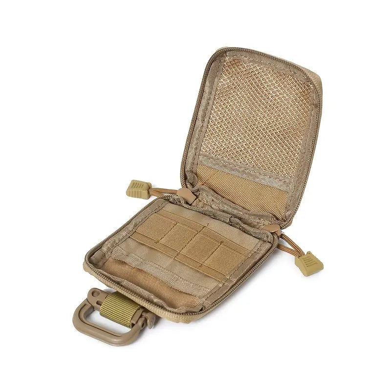 Custodia tattica beige aperta, con scomparti interni e gancio. Ideale per accessori outdoor, campeggio, escursionismo. Resistente e compatta.