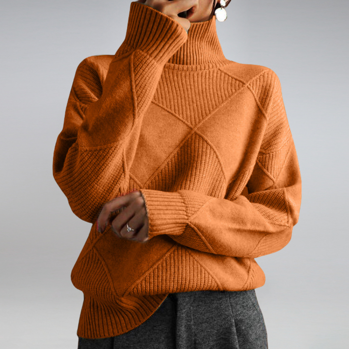 Maglione arancione a collo alto, design a quadri, indossato da una persona. Moda autunnale, tessuto caldo, stile casual chic.