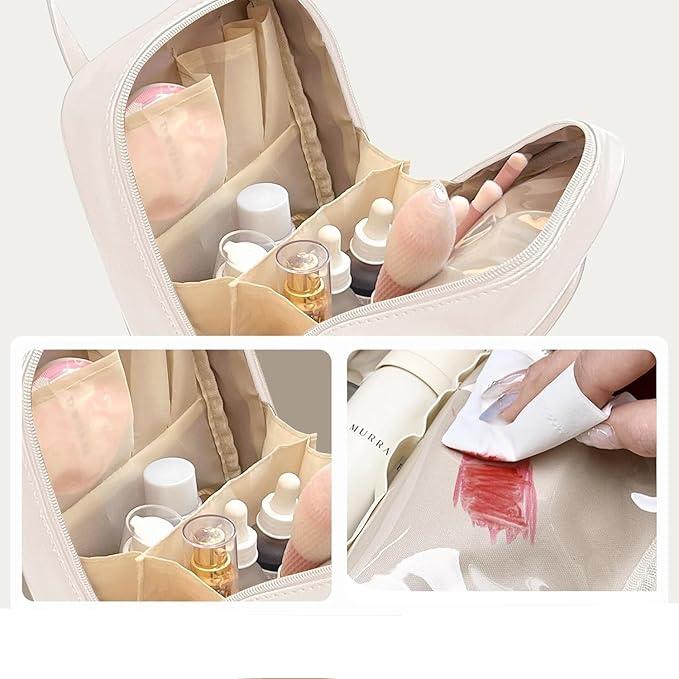 Borsa cosmetica beige aperta con scomparti, contenente flaconi di cosmetici, pennelli e accessori. Design impermeabile, ideale per viaggi e organizzazione.