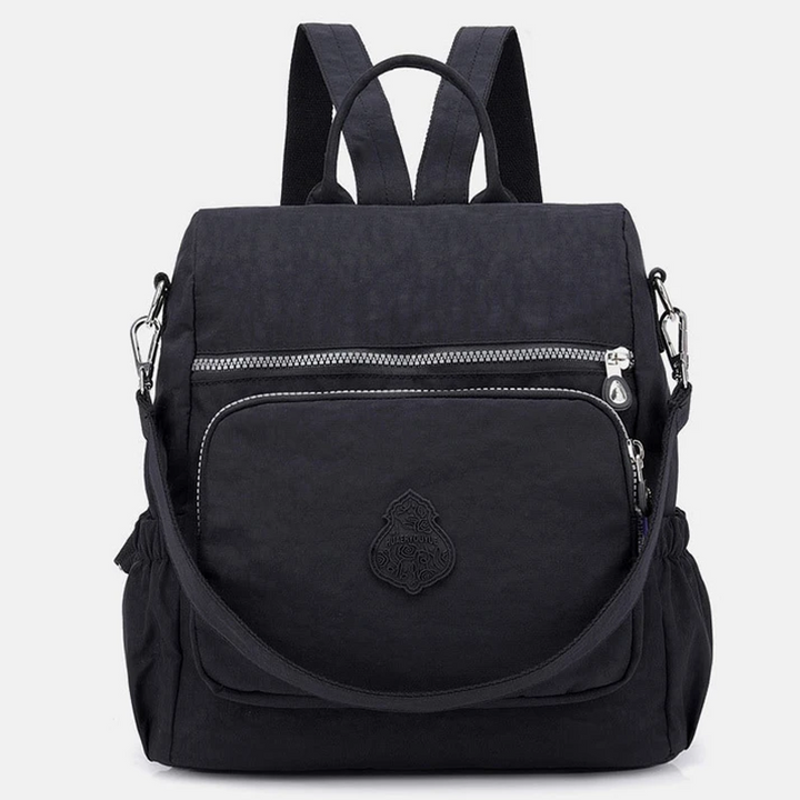 Zaino nero elegante con tasche multiple, cerniere argentate e logo frontale. Ideale per scuola, lavoro o viaggio. Design moderno e funzionale.