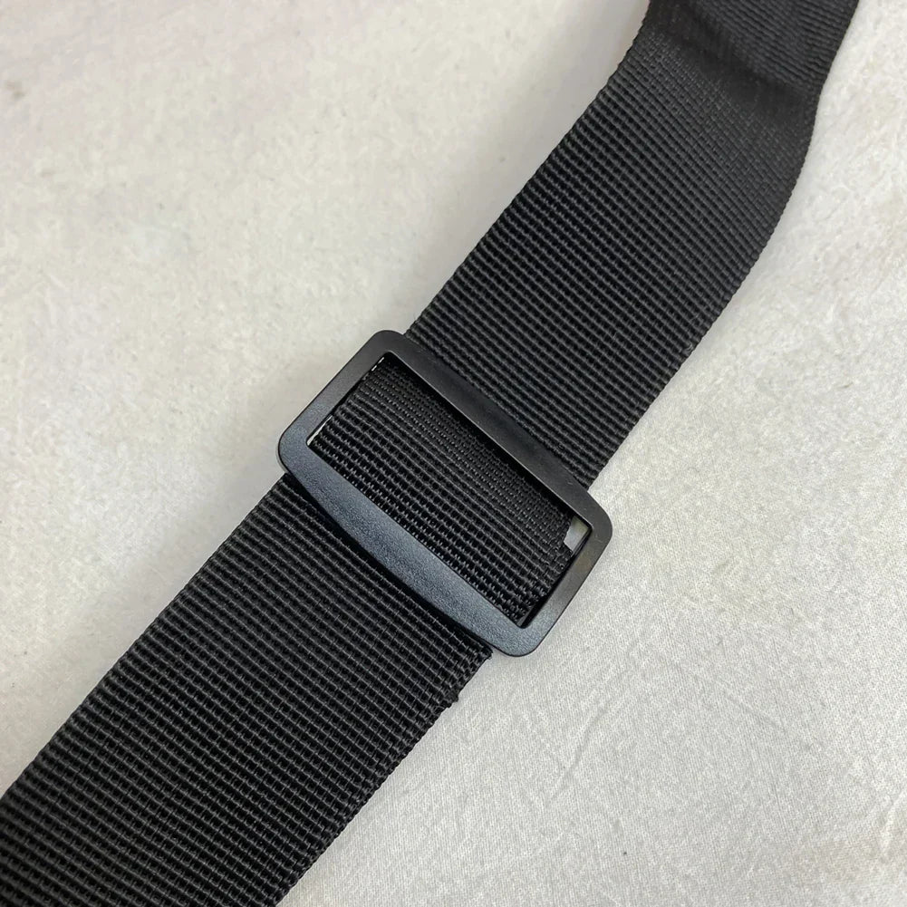 Cintura nera in nylon con fibbia rettangolare, design minimalista, accessorio moda unisex, ideale per pantaloni casual e sportivi.