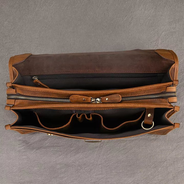 Borsa in pelle marrone aperta, vista dall'alto, con scomparti interni e cerniera. Elegante e spaziosa, ideale per lavoro o viaggio.