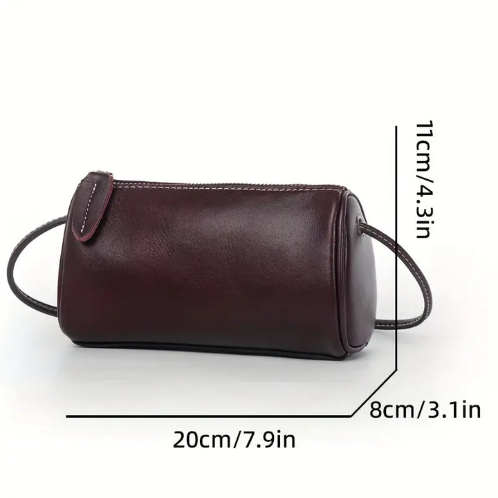 Borsetta cilindrica in pelle marrone scuro con cerniera, dimensioni 20x8x11 cm, elegante e compatta, ideale per accessori moda e uso quotidiano.