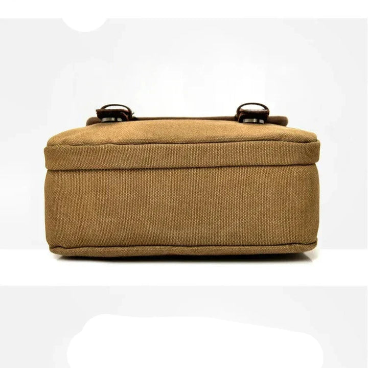 Borsa a tracolla in tela marrone, design rettangolare, chiusura superiore con fibbie, ideale per uomo e donna, stile casual e resistente.