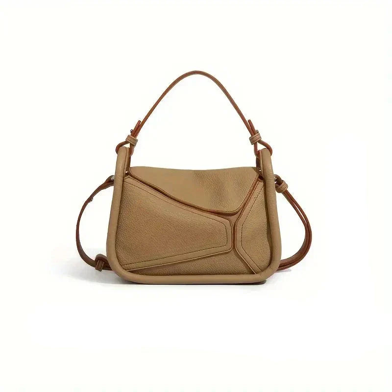 Borsa a tracolla in pelle beige, design moderno, manico superiore e tracolla regolabile. Accessorio moda elegante per donna.