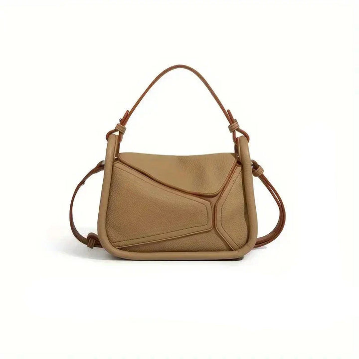 Borsa a tracolla in pelle beige, design moderno, manico superiore e tracolla regolabile. Accessorio moda elegante per donna.