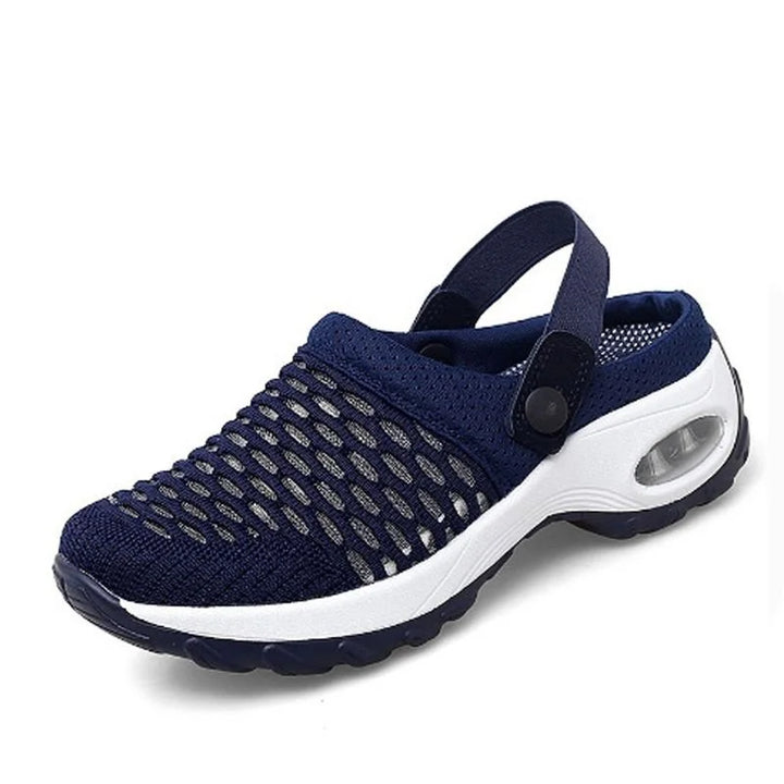 Scarpa da uomo blu con rete traspirante, suola bianca antiscivolo e cinturino regolabile. Ideale per sport e tempo libero.
