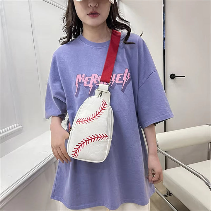 Donna con maglietta viola e borsa a tracolla bianca con motivo di cuciture da baseball rosse. Stile casual, moda urbana, accessori sportivi.