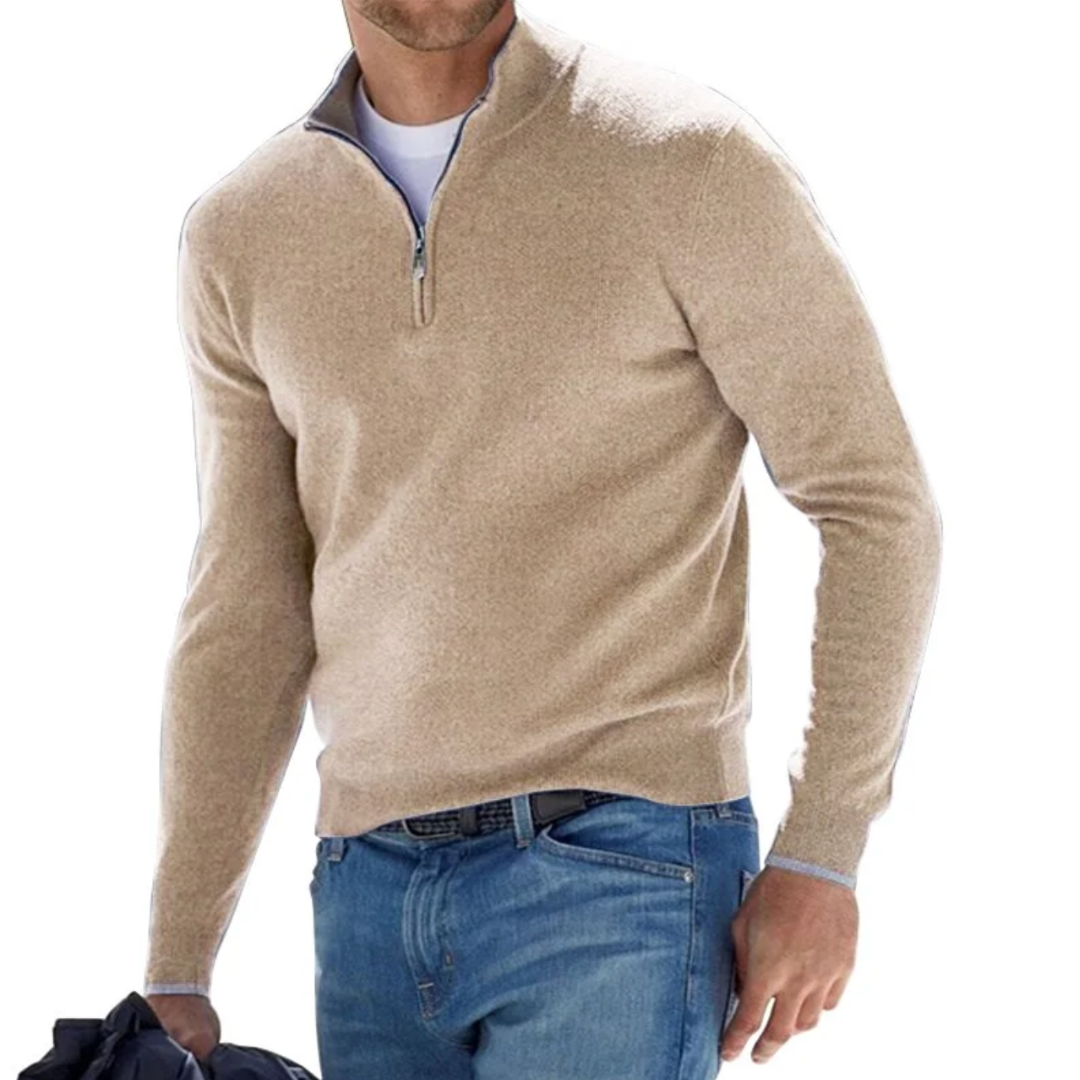 Maglione beige uomo con zip, maniche lunghe, abbinato a jeans blu. Stile casual elegante, ideale per moda autunnale e invernale.