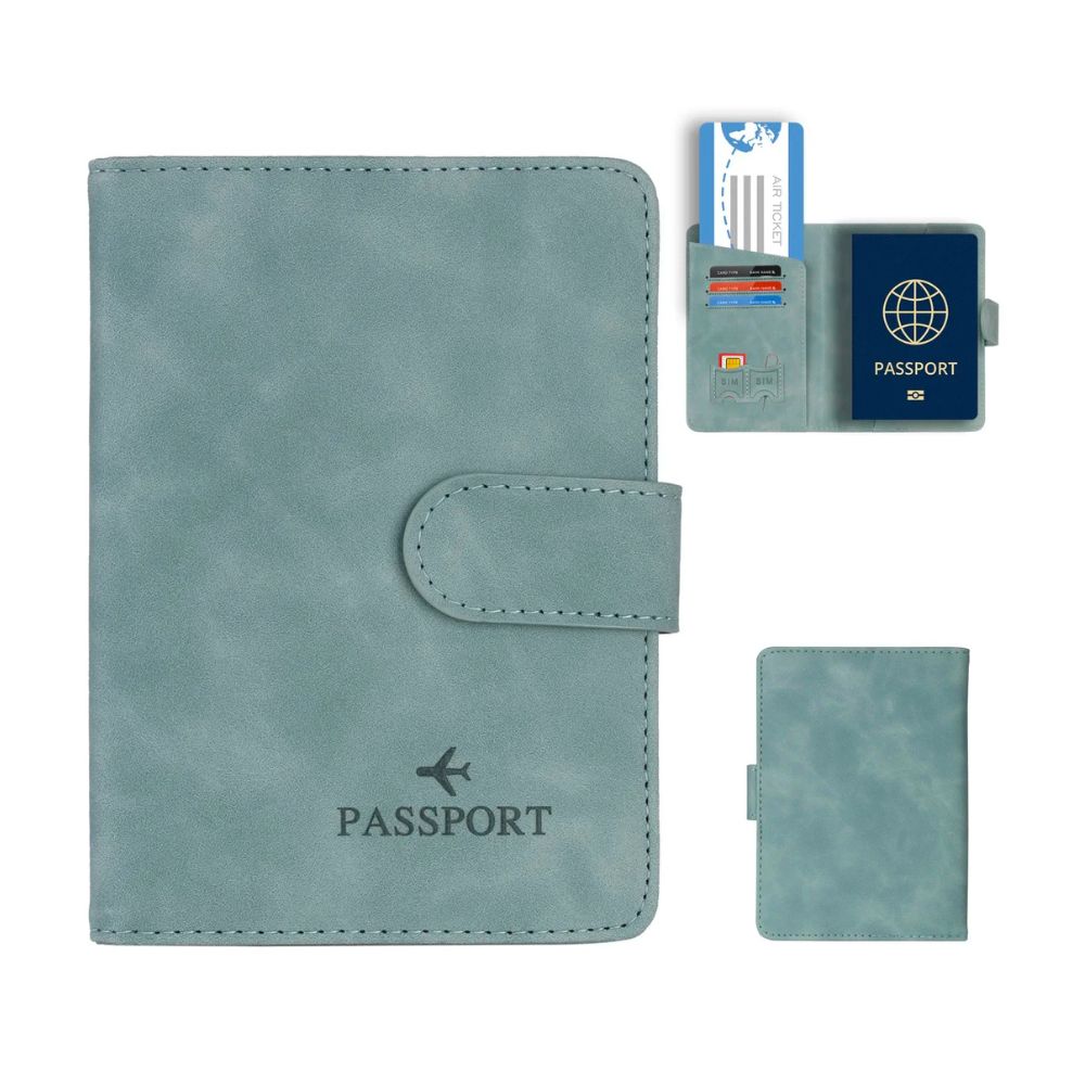Porta passaporto in pelle verde acqua con chiusura a bottone, scomparti per carte di credito e documenti di viaggio. Accessorio da viaggio elegante.