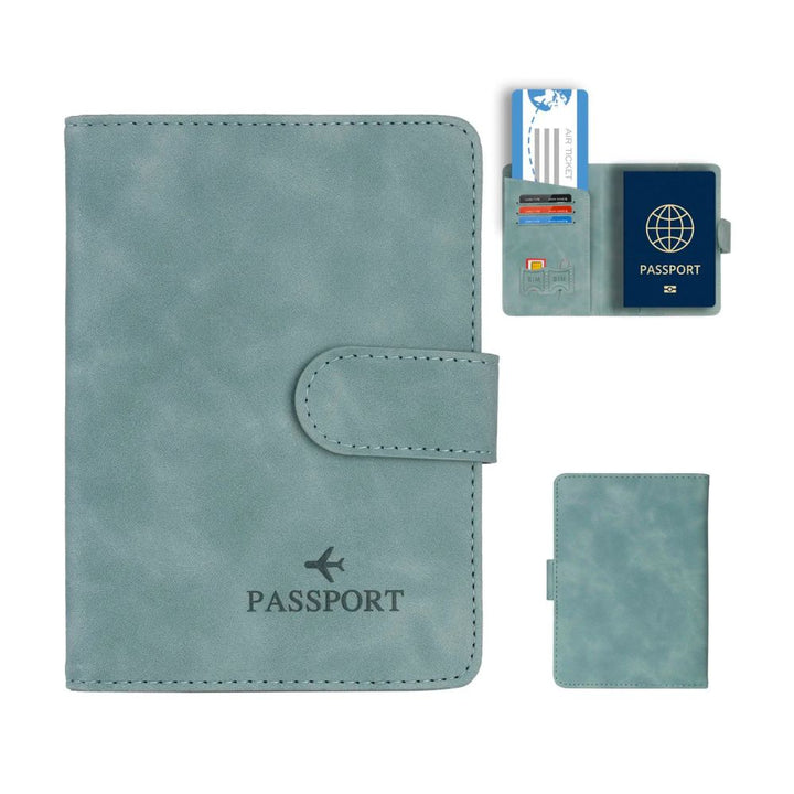 Porta passaporto in pelle verde acqua con chiusura a bottone, scomparti per carte di credito e documenti di viaggio. Accessorio da viaggio elegante.