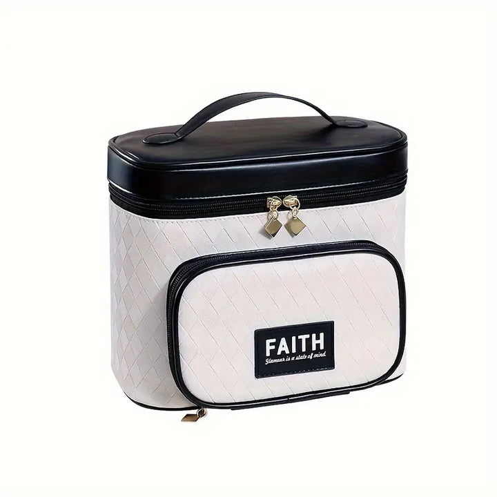Borsa cosmetica bianca e nera con manico, chiusura a zip e tasca frontale con scritta "FAITH". Design elegante, ideale per viaggi e organizzazione trucco.