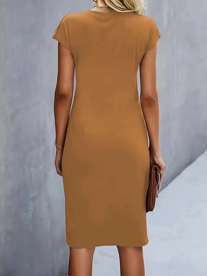 Donna in abito midi marrone, maniche corte, su sfondo grigio. Moda femminile elegante, abbigliamento casual chic, tendenza 2023.