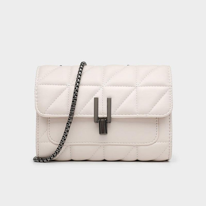 Borsa a tracolla in pelle trapuntata bianca con catena metallica, chiusura a scatto, design elegante e moderno, accessorio moda donna.
