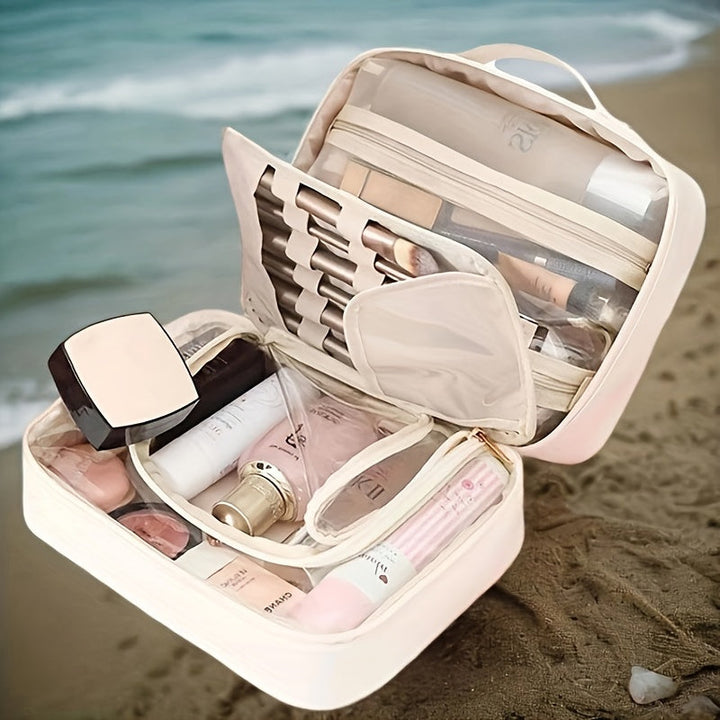 Beauty case da viaggio aperto su spiaggia, contenente trucchi e cosmetici. Ideale per organizzare il make-up in vacanza. Accessori mare essenziali.
