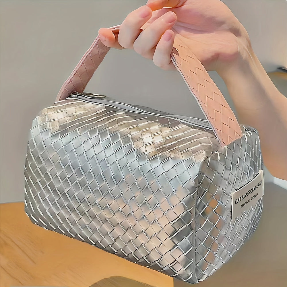 Borsa a mano intrecciata argento con manico rosa, design elegante e moderno, ideale per moda femminile e accessori di tendenza.