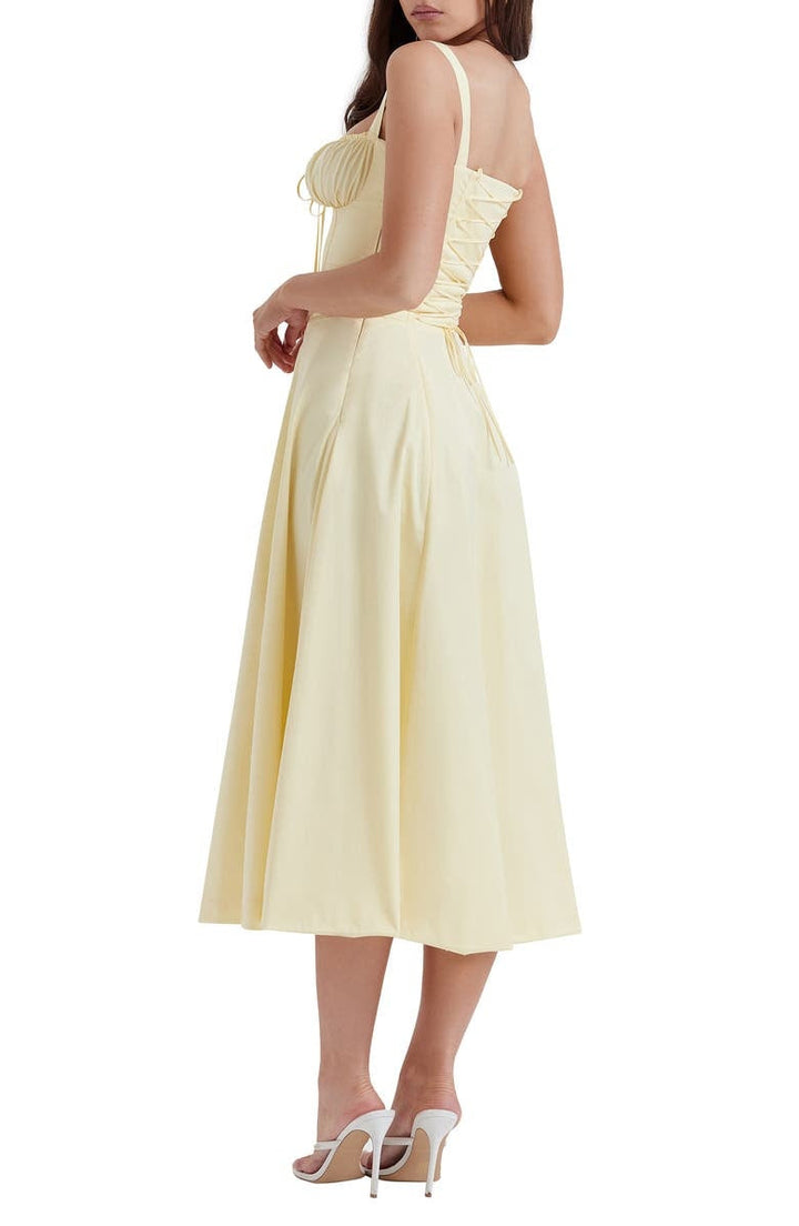 Abito midi giallo chiaro con spalline sottili, scollo arricciato e gonna svasata. Perfetto per eventi estivi eleganti.