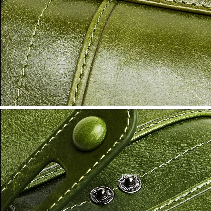 Dettaglio di una borsa in pelle verde con cuciture visibili e chiusure metalliche. Accessorio moda elegante e di alta qualità.