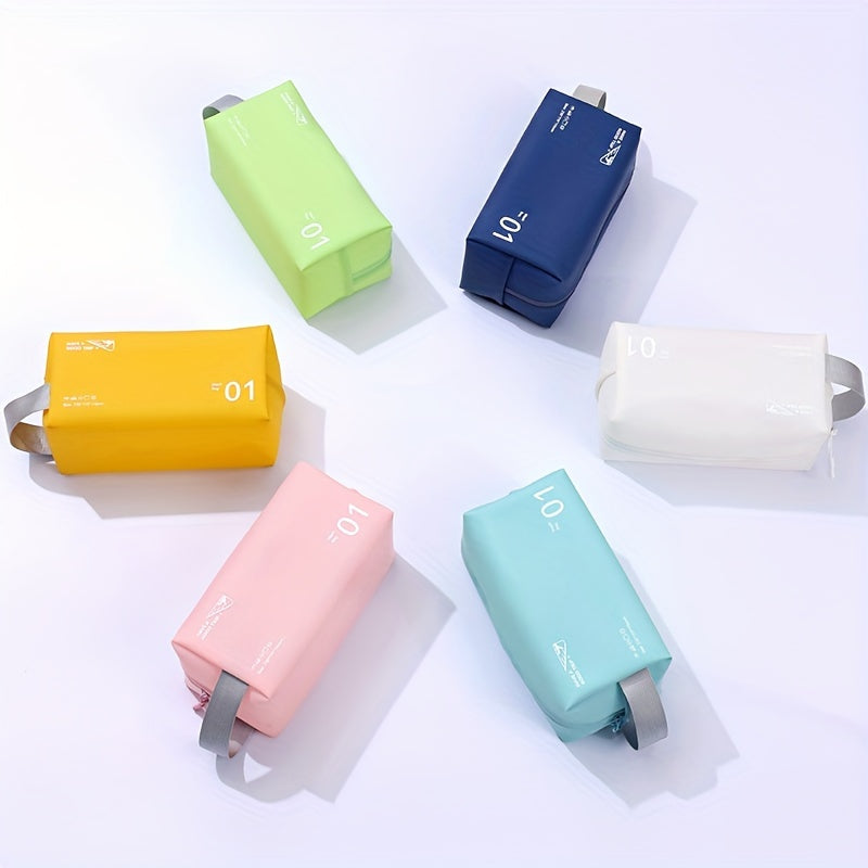Colorate borse da toilette impermeabili in sei varianti: giallo, verde, blu, bianco, rosa e azzurro. Design moderno con manico, ideali per viaggio.
