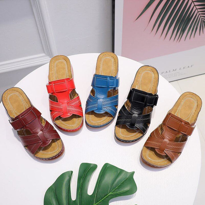 Sandali estivi da donna in pelle, disponibili in cinque colori: rosso, blu, nero, marrone chiaro e scuro. Design elegante e comodo, perfetti per ogni occasione.