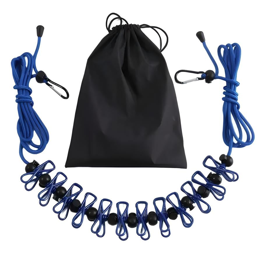 Corda stendibiancheria elastica blu con mollette nere, ganci in metallo e sacca da trasporto nera. Accessorio da viaggio pratico e portatile.