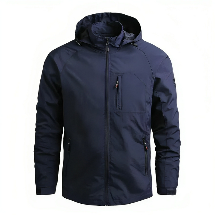 Giacca impermeabile blu scuro con cappuccio, tasche con zip, design moderno. Ideale per outdoor, trekking, sport. Materiale resistente e leggero.