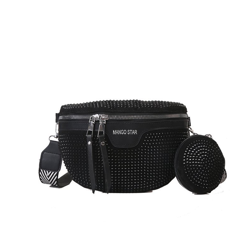 Marsupio nero con borchie, design elegante, cerniera frontale, tasca rotonda aggiuntiva, tracolla regolabile. Accessorio moda unisex.