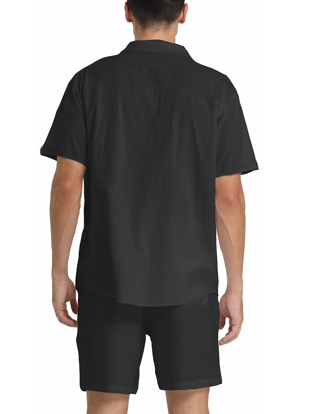 Camicia uomo nera a maniche corte, vista posteriore, abbinata a pantaloncini neri. Abbigliamento estivo casual, moda maschile elegante.