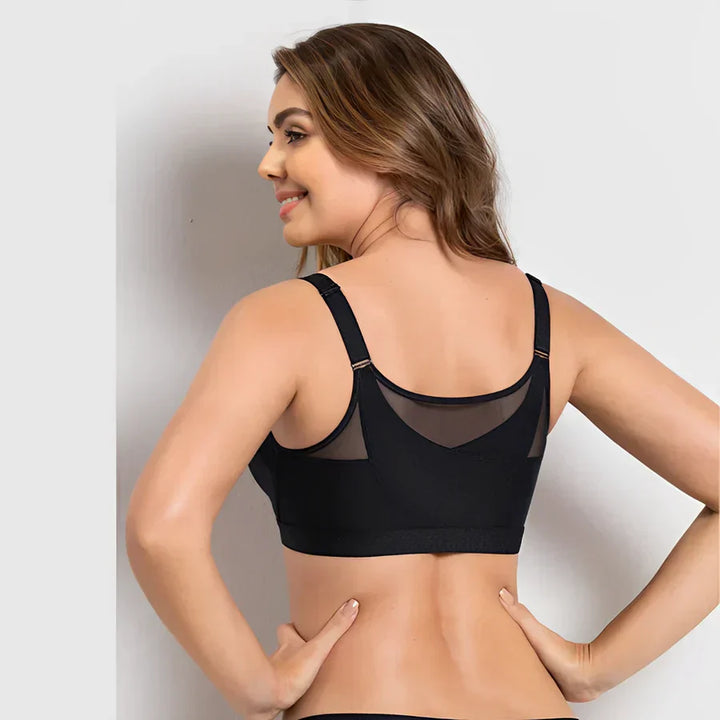 Donna che indossa reggiseno nero senza cuciture, schiena in vista, spalline regolabili, tessuto traspirante. Intimo comodo e moderno.