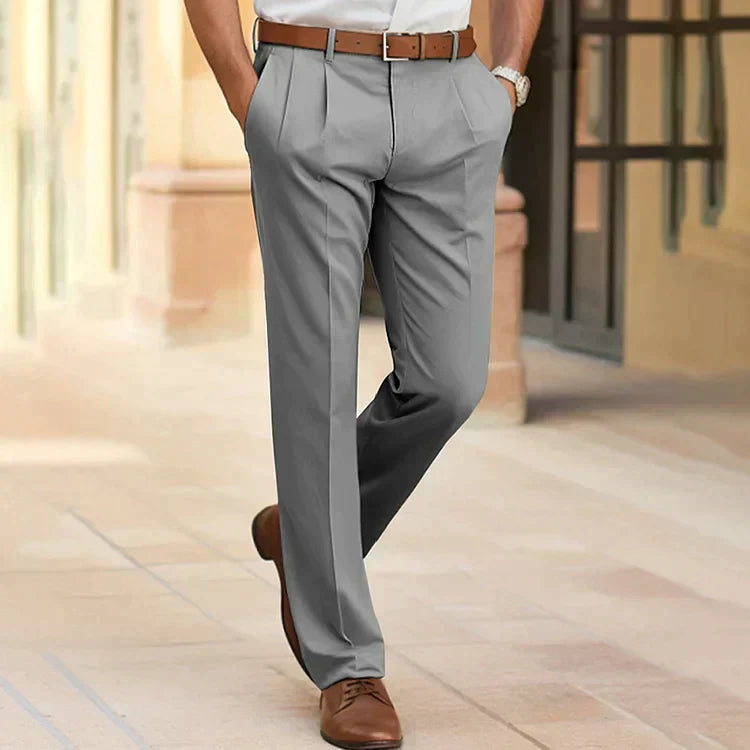 Pantaloni eleganti grigi da uomo, taglio classico, con cintura marrone e scarpe in pelle, perfetti per abbigliamento formale o da ufficio.
