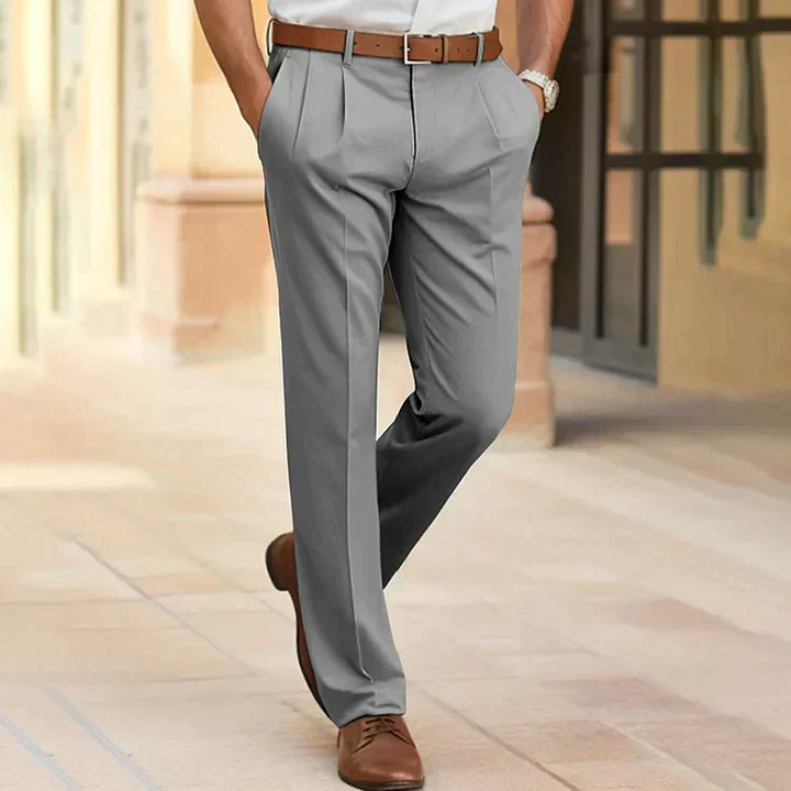 Pantaloni eleganti grigi da uomo, taglio classico, con cintura marrone e scarpe in pelle, perfetti per abbigliamento formale o da ufficio.