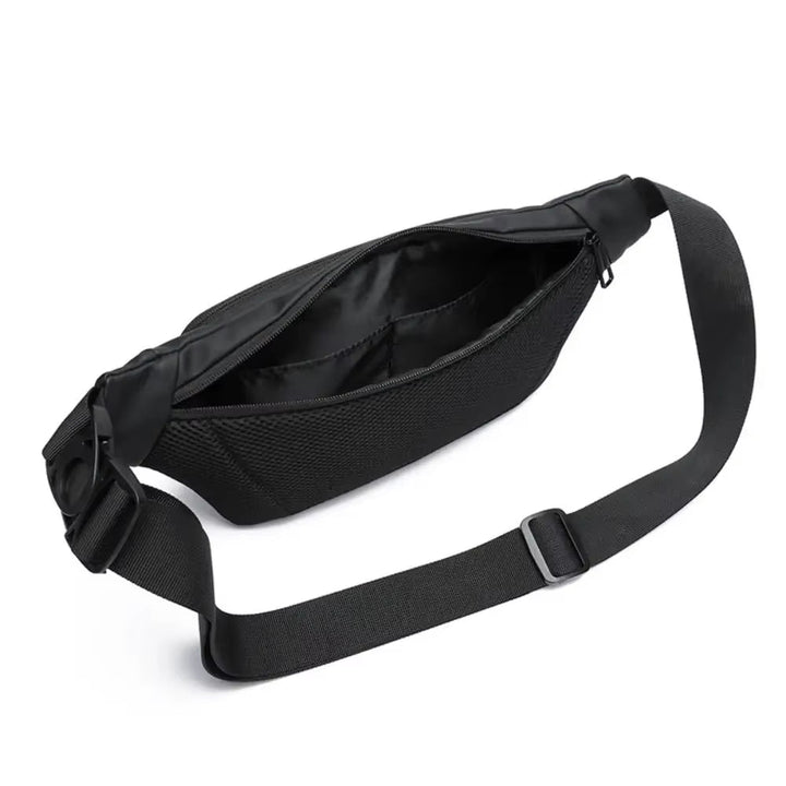 Marsupio nero in tessuto resistente con cerniera aperta e cintura regolabile. Design moderno e pratico per viaggi e attività all'aperto.