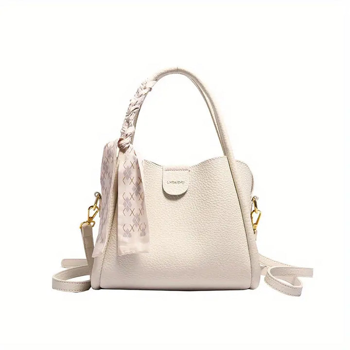 Borsa a mano bianca in pelle con manico intrecciato, decorata con foulard, tracolla regolabile e dettagli dorati. Elegante e versatile.