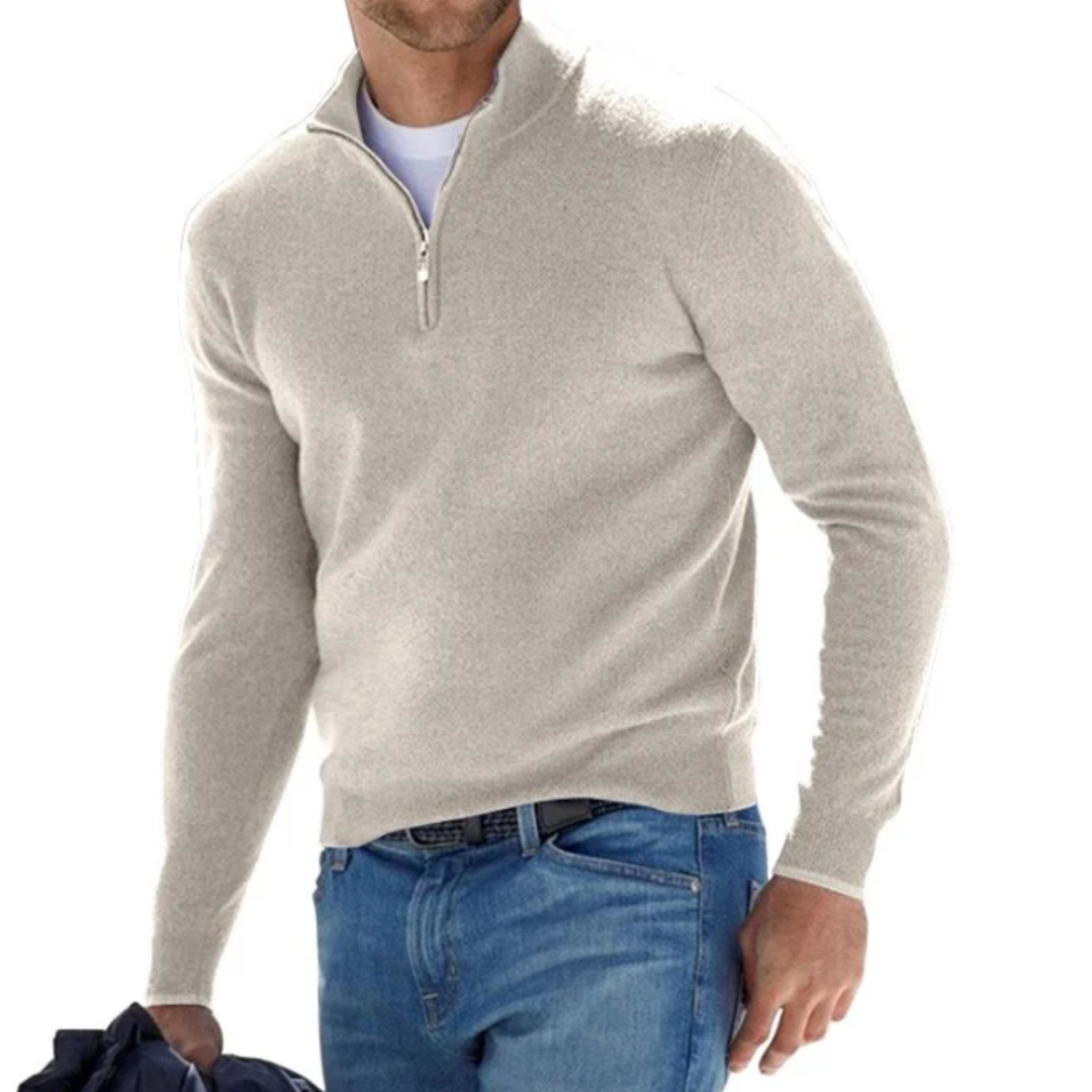 Maglione uomo beige con zip, maniche lunghe, indossato con jeans blu. Moda casual autunno-inverno, abbigliamento maschile elegante.