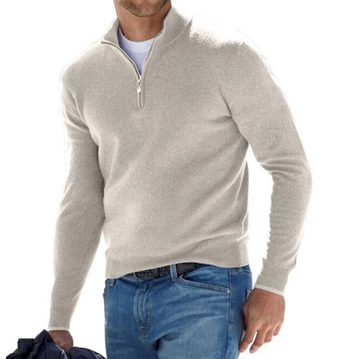 Maglione uomo beige con zip, maniche lunghe, indossato con jeans blu. Moda casual autunno-inverno, abbigliamento maschile elegante.