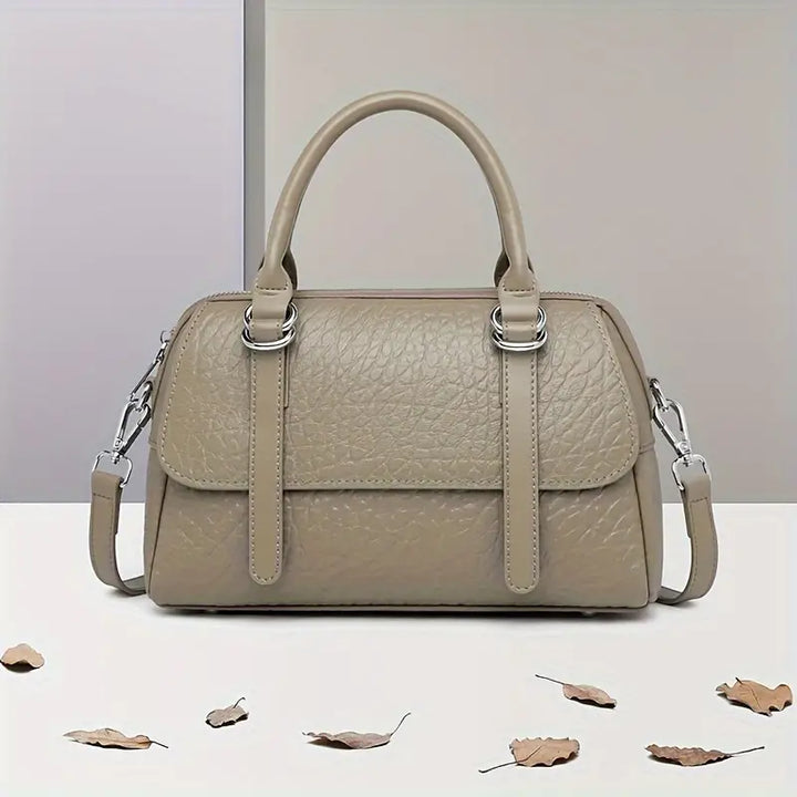 Borsa a mano in pelle beige con tracolla regolabile, design elegante e moderno, perfetta per moda autunno. Accessorio donna di tendenza.