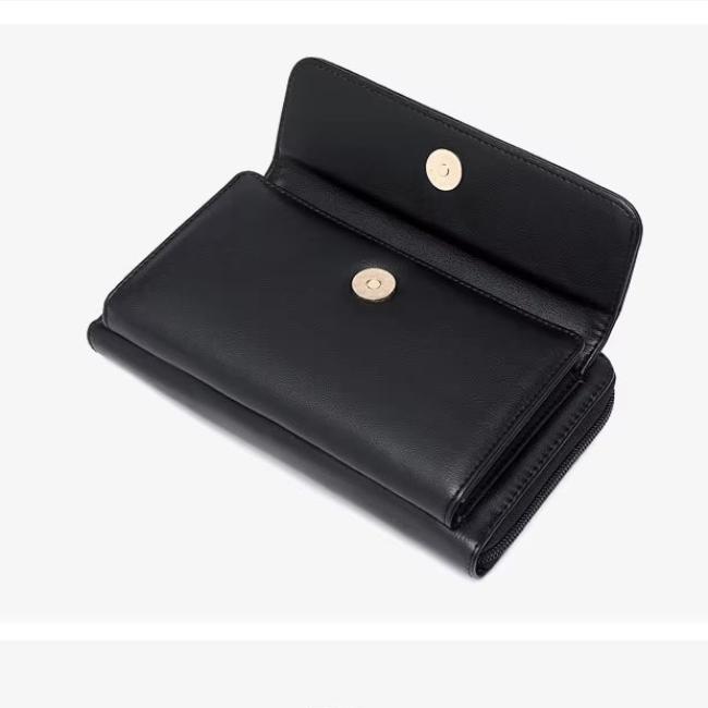 Portafoglio nero in pelle aperto con chiusura a bottone, design elegante e compatto, ideale per uomo e donna. Accessorio moda di alta qualità.